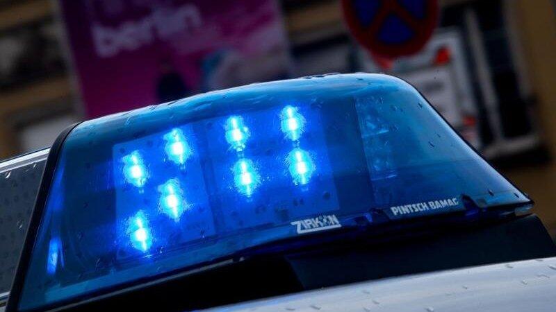 Ein Polizeiauto ist mit Blaulicht im Einsatz. Ein Polizeiauto ist mit Blaulicht im Einsatz.