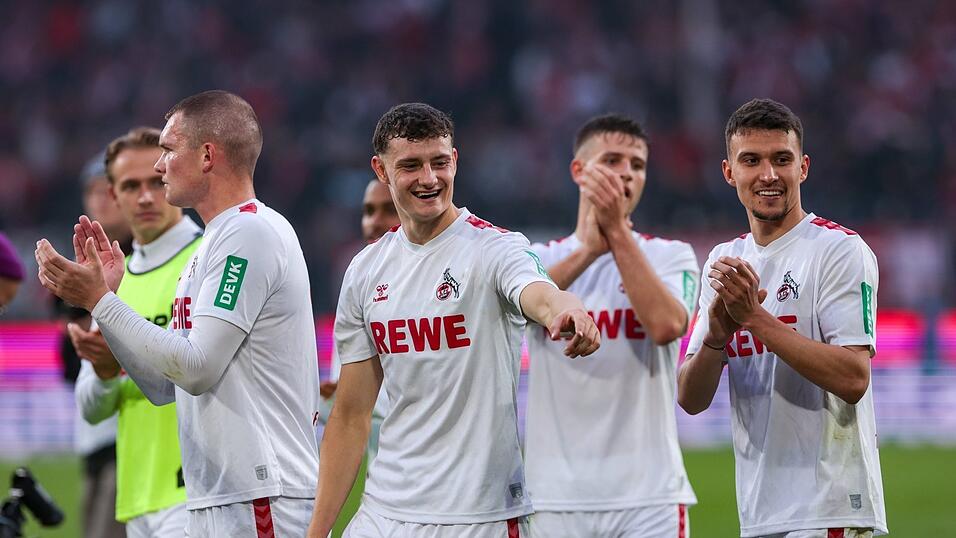 Eric Martel (M.) feiert den ersten Kölner Bundesliga.Sieg im Derby gegen Gladbach. Eric Martel (M.) feiert den ersten Kölner Bundesliga.Sieg im Derby gegen Gladbach.