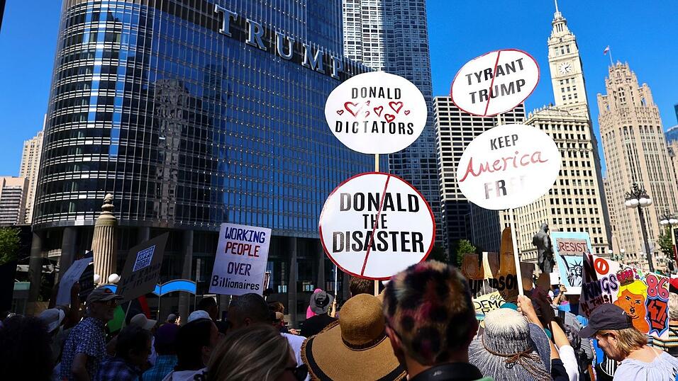 Trump demonstriert seine Macht - und in Chicago kocht die Stimmung hoch. (Archivbild) Trump demonstriert seine Macht - und in Chicago kocht die Stimmung hoch. (Archivbild)