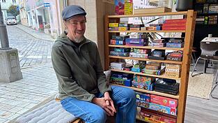 Für Karsten Nasdal wird zum 50. Geburtstag ein Jugendtraum wahr: 14 Tage lang betreibt er in der Alten Metzgerei ein Pop-up-Spielecafé. Für Karsten Nasdal wird zum 50. Geburtstag ein Jugendtraum wahr: 14 Tage lang betreibt er in der Alten Metzgerei ein Pop-up-Spielecafé.