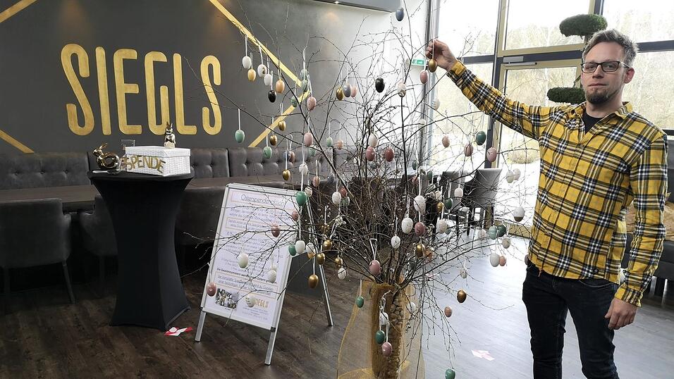 F&uuml;r eine Spende von mindestens f&uuml;nf Euro kann man sich vom geschm&uuml;ckten 'Baum' im Restaurant ein Ei mitnehmen. Damit nimmt man an der Verlosung teil, und der Betrag, der so zusammenkommt, wird einer bed&uuml;rftigen Further Familie gespendet.