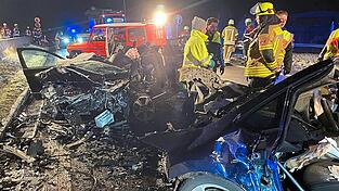 Im November 2022 ereignet sich auf der B 85 der Unfall, bei dem ein Mann stirbt und drei Personen schwerst verletzt werden.