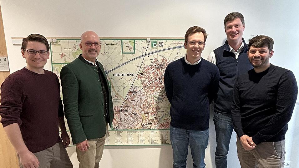 Die Vertreter der Projektbeteiligten Thomas Kuntscher, Klimaschutzmanager, und B&uuml;rgermeister Andreas Strau&szlig; des Marktes Ergolding, Maximilian Sch&uuml;nemann, Referent erneuerbare W&auml;rmel&ouml;sung der ESB, Mathias Stierstorfer, Regionalleiter der Energienetze Bayern sowie Philipp Schwarz, Gesch&auml;ftsf&uuml;hrer der EVE geben den offiziellen Startschuss zur kommunalen W&auml;rmeplanung.