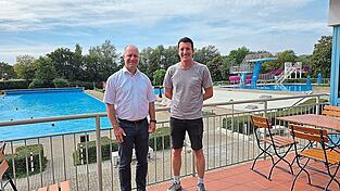 Trotz durchwachsenem Juli mit Freibadsaison zufrieden sind Bürgermeister Thomas Etschmann (l.) und der Chef der Bäderbetriebe Stefan Schrenk.