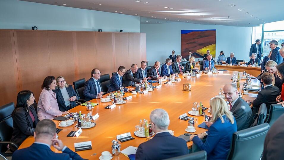 Jeden Mittwoch trifft sich das Bundeskabinett. Dieses Mal soll es vor allem um Bürokratieabbau gehen. Jeden Mittwoch trifft sich das Bundeskabinett. Dieses Mal soll es vor allem um Bürokratieabbau gehen.