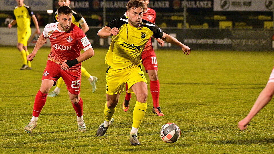 Paul Grauschopf (in Wei&szlig;) und seine DJK Vilzing bietem dem Favoriten, den W&uuml;rzburger Kickers (in Rot), Paroli. Mit dem Remis ist man im Lager der Gelb-Schwarzen definitiv zufrieden.