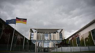 Dunkle Wolken ziehen über das Bundeskanzleramt. (Archivbild) Dunkle Wolken ziehen über das Bundeskanzleramt. (Archivbild)