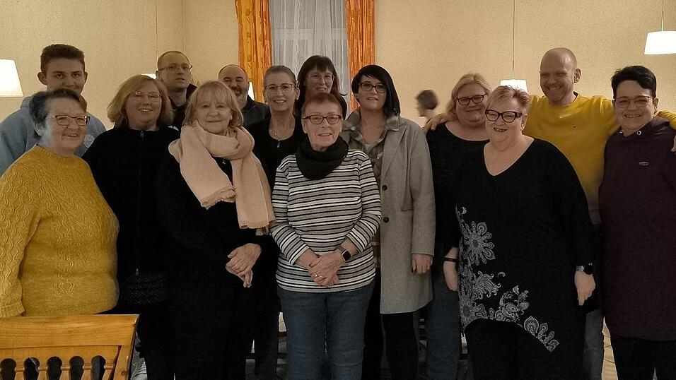 Gruppenleiter Andreas Feiertag (2.v.r.) im Kreis einiger Mitstreiter. Sie alle haben zusammen 615 beeindruckende Kilo verloren, das haben sie f&uuml;r das Foto extra ausgerechnet.