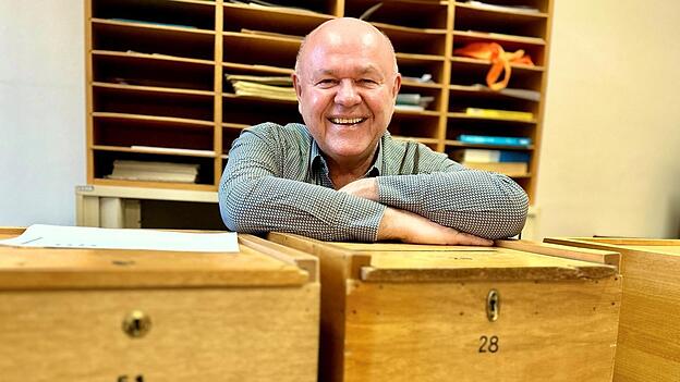 Hat die Further Wahlurnen fest im Griff - noch. Denn wenn diese am Sonntagabend geleert sind, ist für Toni Lauerer die letzte Wahl in seiner Funktion als Wahlleiter Geschichte. 'Außer es kommt bis Dezember noch zu einem Bürgerbegehren oder einer außerturnusgemäßen Neuwahl. Man weiß ja nie.' Hat die Further Wahlurnen fest im Griff - noch. Denn wenn diese am Sonntagabend geleert sind, ist für Toni Lauerer die letzte Wahl in seiner Funktion als Wahlleiter Geschichte. 'Außer es kommt bis Dezember noch zu einem Bürgerbegehren oder einer außerturnusgemäßen Neuwahl. Man weiß ja nie.'