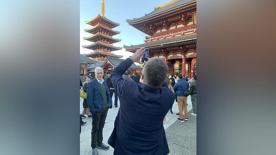 Bayerns Bau- und Verkehrsminister Christian Bernreiter (CSU) nutzt die Delegationsreise nach Japan auch für einen kurzen Blick auf die Sehenswürdigkeiten.