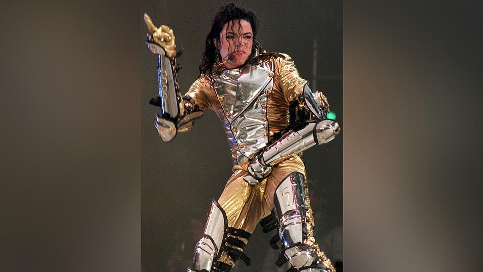 Der wohl legend&auml;rste Schrittgriff von allen: Michael Jackson, hier bei einem Auftritt in Gelsenkirchen 1997. (Archivbild)