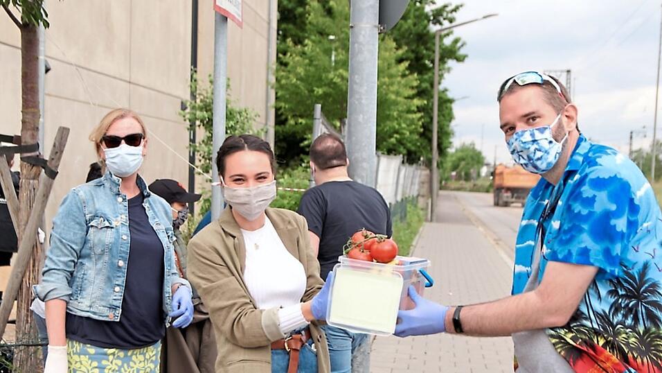 Frisches Obst und ein Brettspiel für die Schulkinder der Pestalozzischule mit Christoph Högl und der Sozialarbeiterin der Pestalozzischule. Frisches Obst und ein Brettspiel für die Schulkinder der Pestalozzischule mit Christoph Högl und der Sozialarbeiterin der Pestalozzischule.