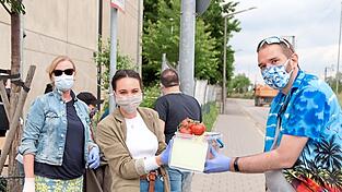 Frisches Obst und ein Brettspiel für die Schulkinder der Pestalozzischule mit Christoph Högl und der Sozialarbeiterin der Pestalozzischule. Frisches Obst und ein Brettspiel für die Schulkinder der Pestalozzischule mit Christoph Högl und der Sozialarbeiterin der Pestalozzischule.