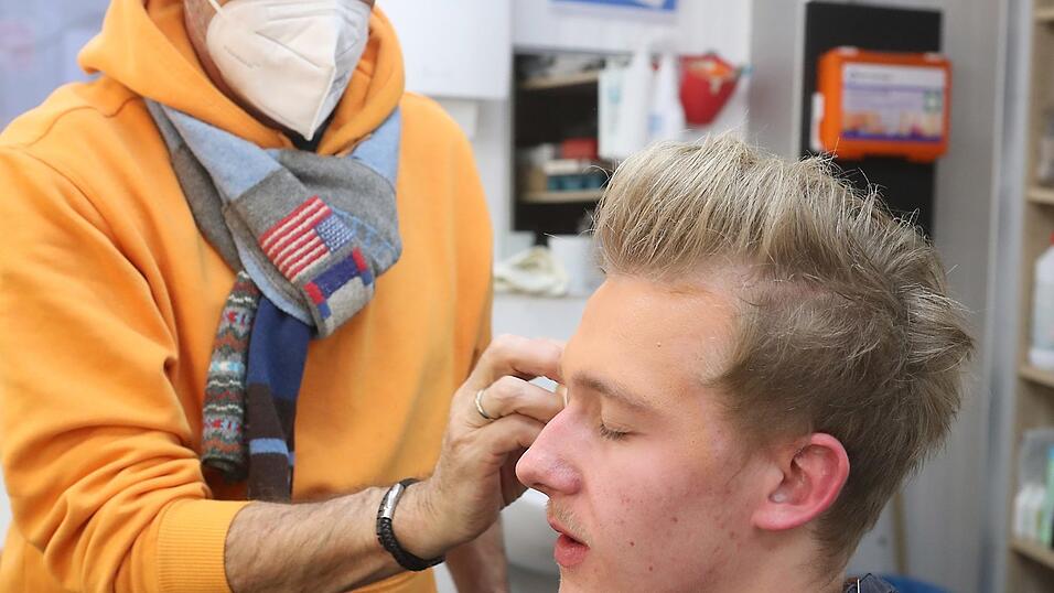 Wenige Male streicht Christian Kurtenbach &uuml;ber das Gesicht. Der Chef-Maskenbildner des Stadttheaters Landshut verteilt Grundierung in hellem Braun. Er will den Glanz aus dem Gesicht entfernen. Dazu ist Puder n&ouml;tig. 'Wenn wir ganz nah an das ungeschminkte Gesicht von jemandem herantreten, erkennen wir nicht wirklich, wie die Person aussieht. Da ist nur Licht, das unser Hautfett reflektiert', meint Christian Kurtenbach.