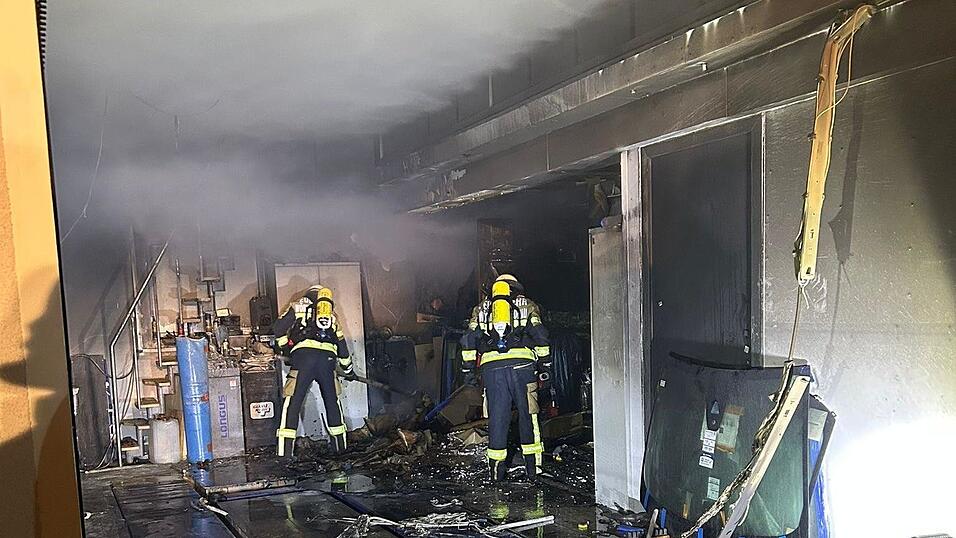 Mehrere Atemschutztrupps löschten das Feuer. Mehrere Atemschutztrupps löschten das Feuer.