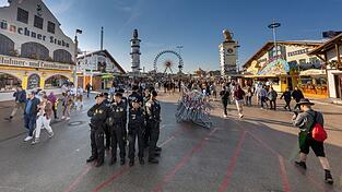 So friedlich wie auf diesem Bild ist der Alltag von Bayerns Beamten leider nicht immer. Jedes Jahr werden viele Besch&auml;ftigte des Freistaates Opfer von Gewalttaten. (Illustration)