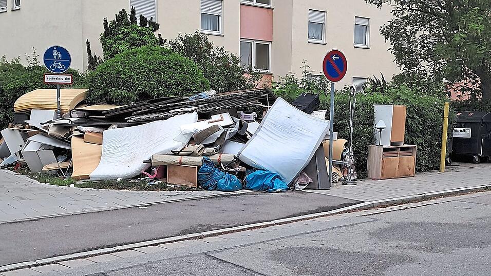 Matratzen, M&ouml;bel und M&uuml;lls&auml;cke h&auml;ufen sich bei einer Feuerwehrzufahrt in der Max-Planck-Stra&szlig;e.