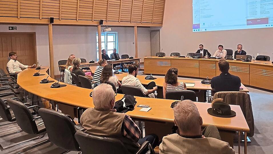 Anwohner des Platanenwegs waren am Donnerstag zu einem Bürgerdialog in den neuen Plenarsaal geladen. Anwohner des Platanenwegs waren am Donnerstag zu einem Bürgerdialog in den neuen Plenarsaal geladen.