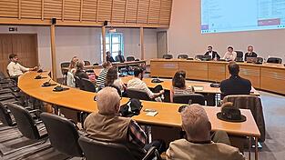 Anwohner des Platanenwegs waren am Donnerstag zu einem Bürgerdialog in den neuen Plenarsaal geladen. Anwohner des Platanenwegs waren am Donnerstag zu einem Bürgerdialog in den neuen Plenarsaal geladen.