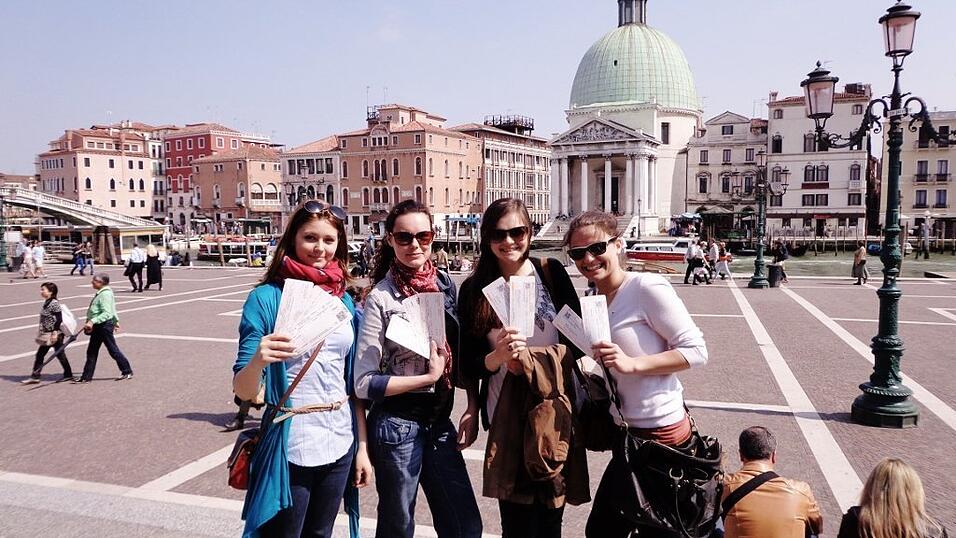 Katharina Beer aus Dingolfing hat in Venedig schon drei Freundinnen gefunden. Katharina Beer aus Dingolfing hat in Venedig schon drei Freundinnen gefunden.
