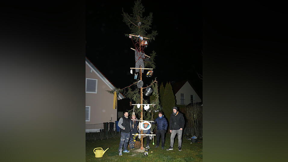 Der Hungerbaum steht im Garten: der harte Kern der 'Aufsteller' nach getaner Arbeit. Der Hungerbaum steht im Garten: der harte Kern der 'Aufsteller' nach getaner Arbeit.