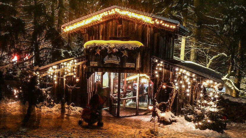 Die Waldweihnacht in Schweinh&uuml;tt (Kreis Regen) besticht durch ihre einzigartige Stimmung im verschneiten Bayerischen Wald.&nbsp;
