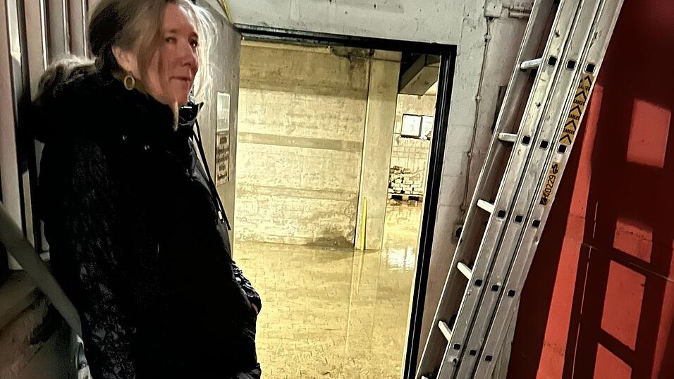 Ein Foto, das vor 2024 entstanden ist: Franziska von Gagern steht am Abgang zur Tiefgarage. Damals stand die noch etwa kn&ouml;chelhoch unter Wasser. Hier etwas zu lagern oder sein Auto zu parken, war nicht denkbar.