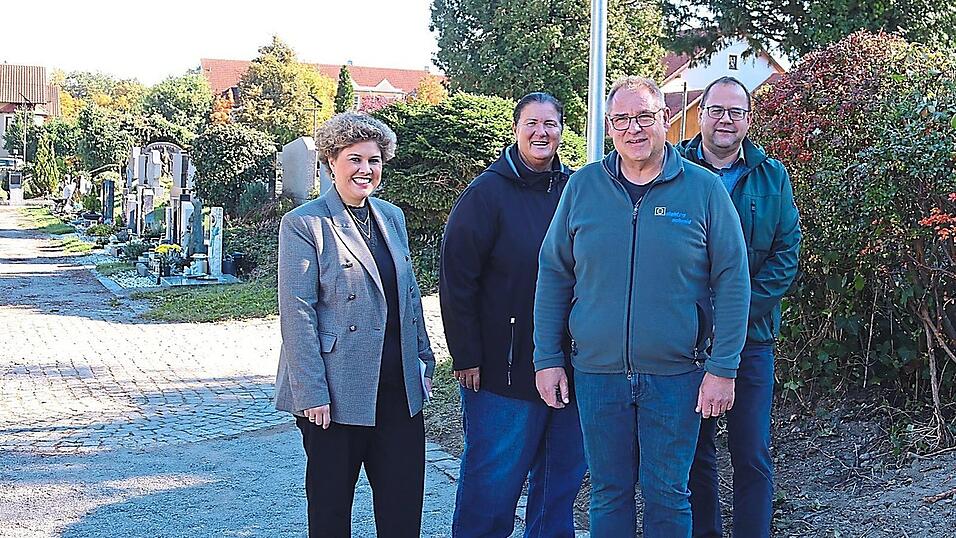 Der Friedhof kann künftig flächig beschallt werden. Dafür hat die Stadt Roding 65.000 Euro in die Hand genommen und eine stationäre Beschallungsanlage errichten lassen. Ob alles funktioniert, sehen - oder vielmehr hören - die Friedhofsbesucher an Allerheiligen. Der Friedhof kann künftig flächig beschallt werden. Dafür hat die Stadt Roding 65.000 Euro in die Hand genommen und eine stationäre Beschallungsanlage errichten lassen. Ob alles funktioniert, sehen - oder vielmehr hören - die Friedhofsbesucher an Allerheiligen.