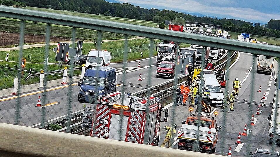 Auf der A92 bei Dingolfing-Ost prallten zwei Autos zusammen.