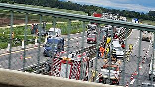 Auf der A92 bei Dingolfing-Ost prallten zwei Autos zusammen.