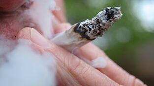 Ein 15-jähriger Cannabiskonsument wollte sich laut Polizei nicht kontrollieren lassen – am Ende ist ein Polizist schwer verletzt. (Symbolbild) Ein 15-jähriger Cannabiskonsument wollte sich laut Polizei nicht kontrollieren lassen – am Ende ist ein Polizist schwer verletzt. (Symbolbild)