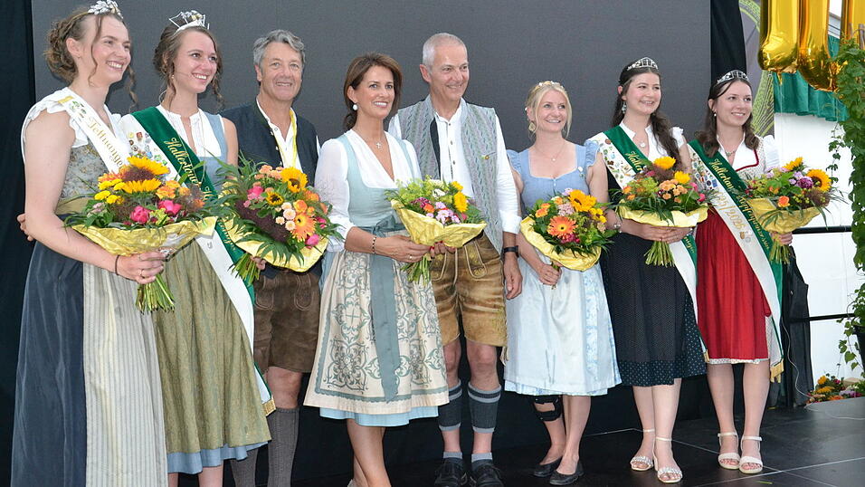 Gruppenbild mit Hopfenköniginnen, Bayerischer Bierkönigin sowie Bayerns Landwirtschaftsministerin Michaela Kaniber, flankiert von Stephan Sedlmayer, Präsident der Landesanstalt für Landwirtschaft (links), und Michael Möller, Vorstandsvorsitzender der Gesellschaft für Hopfenforschung. Gruppenbild mit Hopfenköniginnen, Bayerischer Bierkönigin sowie Bayerns Landwirtschaftsministerin Michaela Kaniber, flankiert von Stephan Sedlmayer, Präsident der Landesanstalt für Landwirtschaft (links), und Michael Möller, Vorstandsvorsitzender der Gesellschaft für Hopfenforschung.