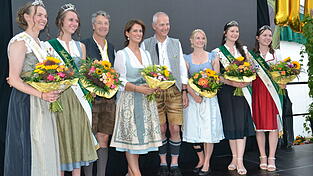 Gruppenbild mit Hopfenk&ouml;niginnen, Bayerischer Bierk&ouml;nigin sowie Bayerns Landwirtschaftsministerin Michaela Kaniber, flankiert von Stephan Sedlmayer, Pr&auml;sident der Landesanstalt f&uuml;r Landwirtschaft (links), und Michael M&ouml;ller, Vorstandsvorsitzender der Gesellschaft f&uuml;r Hopfenforschung.