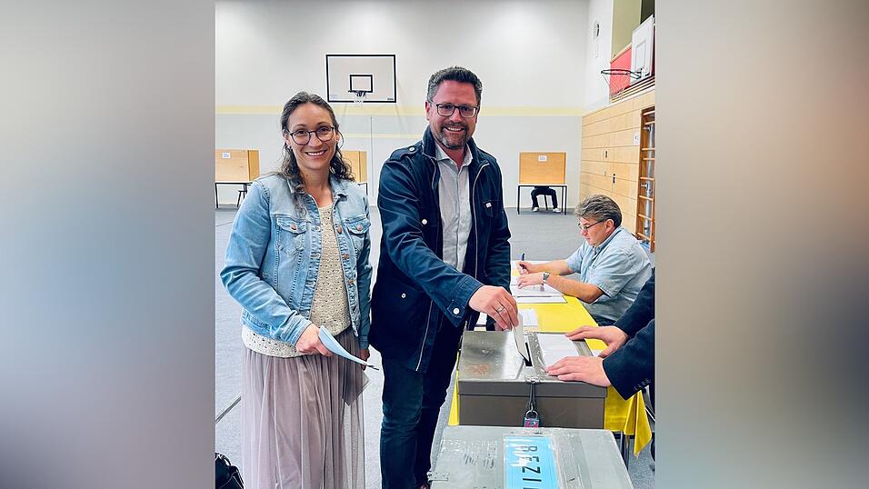 Dr. Gerhard Hopp, Kandidat der CSU, bei der Stimmabgabe.