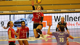 Klare Lufthoheit: Vor der Weihnachtspause ließen Laura Bergmann (Nummer 5) und ihre Roten Raben nix anbrennen. Im Duell mit dem SSC Freisen wollen die Vilsbiburgerinnen gleich wieder schlagkräftig auftreten. Klare Lufthoheit: Vor der Weihnachtspause ließen Laura Bergmann (Nummer 5) und ihre Roten Raben nix anbrennen. Im Duell mit dem SSC Freisen wollen die Vilsbiburgerinnen gleich wieder schlagkräftig auftreten.