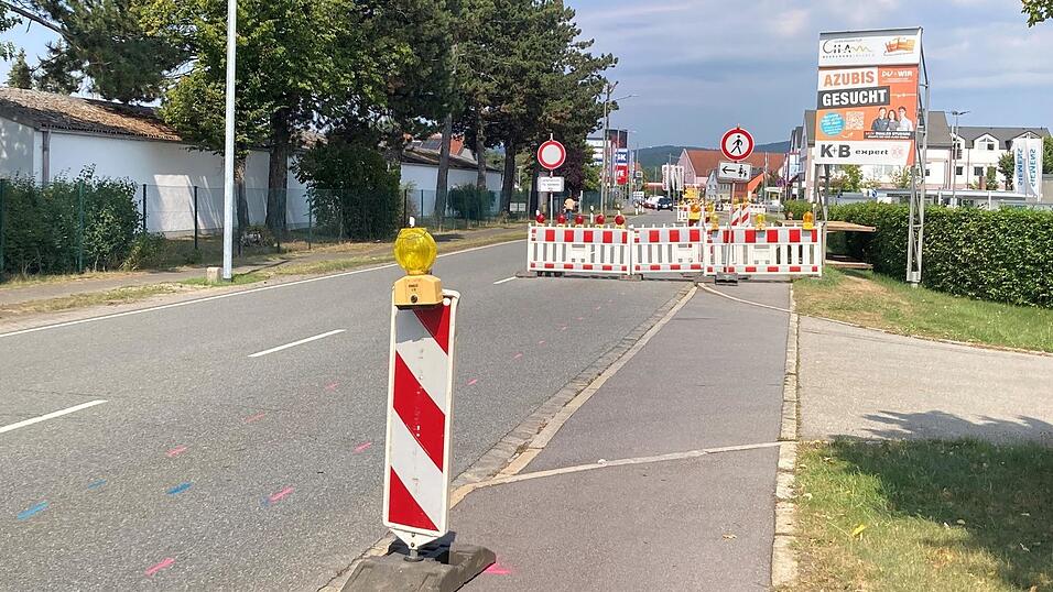 Bislang reicht die Baustelle bis zur Einfahrt der Firma Siemens. Nun wandert sie noch ein St&uuml;ck weiter nach S&uuml;den.