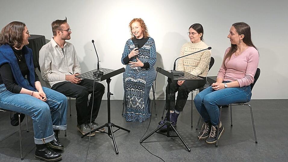 Laura Lieber (Mitte) diskutierte beim Auftakt der neuen Veranstaltungsreihe über jüdisches Leben mit Studierenden der Regensburger Uni. Laura Lieber (Mitte) diskutierte beim Auftakt der neuen Veranstaltungsreihe über jüdisches Leben mit Studierenden der Regensburger Uni.