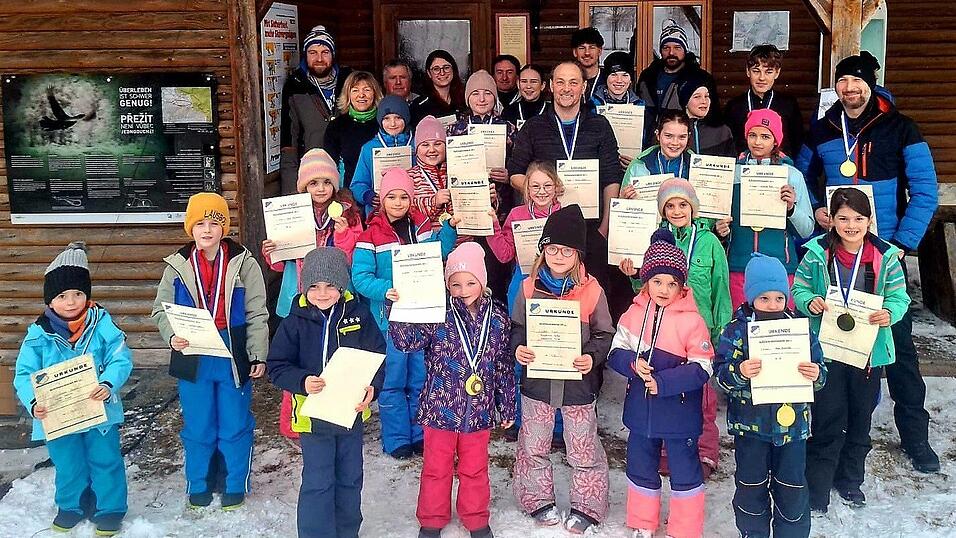 Stolz pr&auml;sentierten die Teilnehmer der Vereinsmeisterschaft im Schlittenrennen des WSV Rittsteig ihre Urkunden und Medaillen.