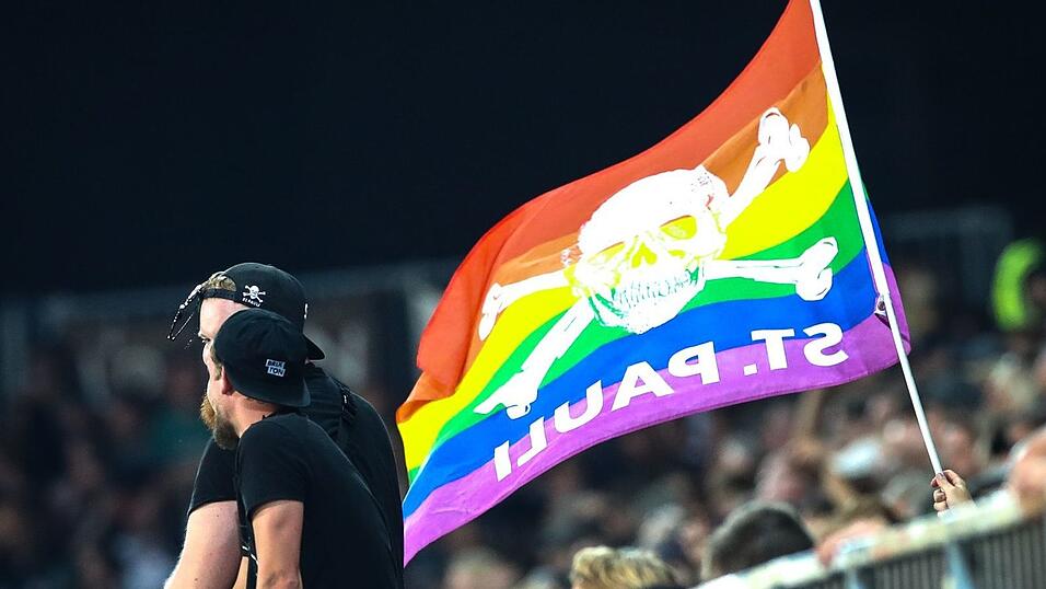 Fans des FC St. Pauli mit der Regenbogenfahne, die weltweit als Symbol f&uuml;r Vielfalt, Toleranz und Akzeptanz steht. (Archivbild)