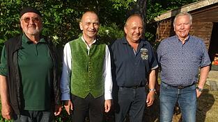 Sie beeinflussten entscheidend den Kauf des Flussabschnitts des Schwarzen Regens von Gstadt bis zum Höllensteinsee für 2,3 Millionen Mark: Max Saller (v.l.), Johann Kraus, Wolfgang Ebner und Hans Früchtl. Sie beeinflussten entscheidend den Kauf des Flussabschnitts des Schwarzen Regens von Gstadt bis zum Höllensteinsee für 2,3 Millionen Mark: Max Saller (v.l.), Johann Kraus, Wolfgang Ebner und Hans Früchtl.