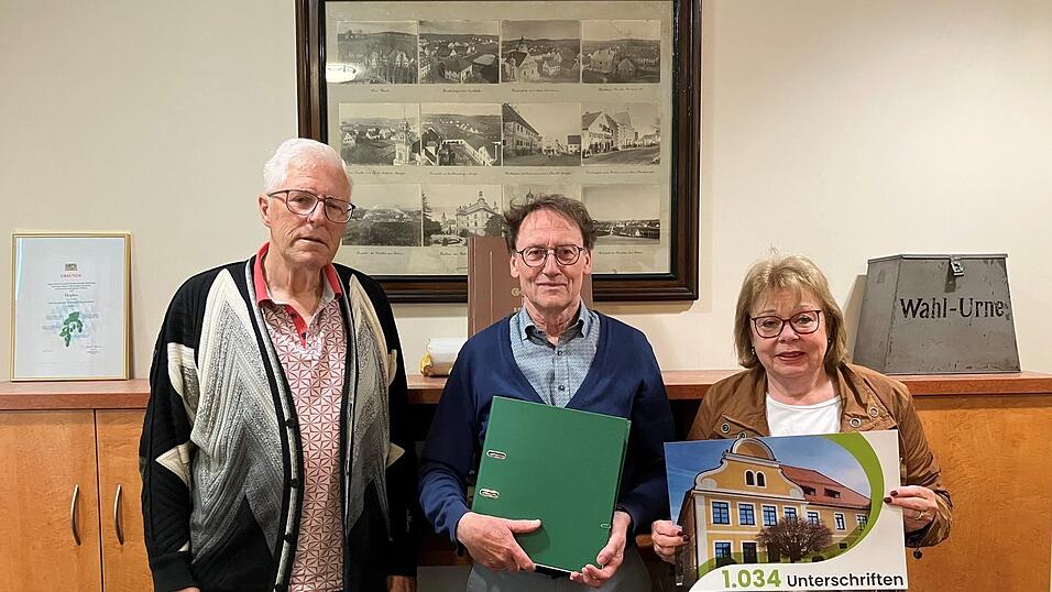 Birgit und Karl-Heinz Kodtritsch &uuml;bergaben B&uuml;rgermeister Hans Sailer (Mitte) den Aktenordnern mit 1.034 Unterschriften auf 153 Blatt Papier f&uuml;r die zweite Auflage des B&uuml;rgerbegehrens f&uuml;r die Sanierung und damit den Erhalt des Kindergartens Maria de la Paz im historischen Geb&auml;ude am Klosterberg.