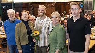 Kreisrat Franz Anneser (v.l.), MdL Mia Goller, Landratskandidat Thomas Maier, Vorstandsvorsitzende Christine Aigner und Vorstandsvorsitzender Stefan Salzinger