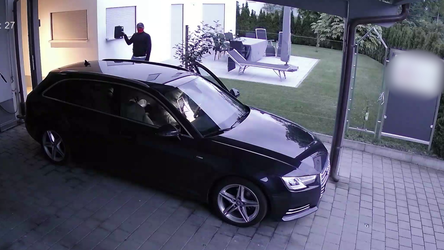 W&auml;hrend ein T&auml;ter das Signal an der Hauswand abf&auml;ngt und verl&auml;ngert, startet der andere den Wagen. Innerhalb einer Minute ist das Auto aus der eigenen Einfahrt verschwunden.