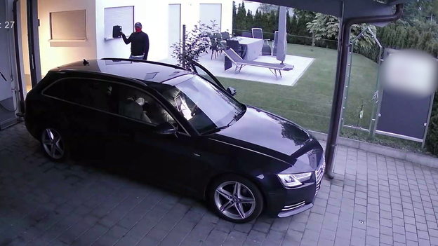 W&auml;hrend ein T&auml;ter das Signal an der Hauswand abf&auml;ngt und verl&auml;ngert, startet der andere den Wagen. Innerhalb einer Minute ist das Auto aus der eigenen Einfahrt verschwunden.