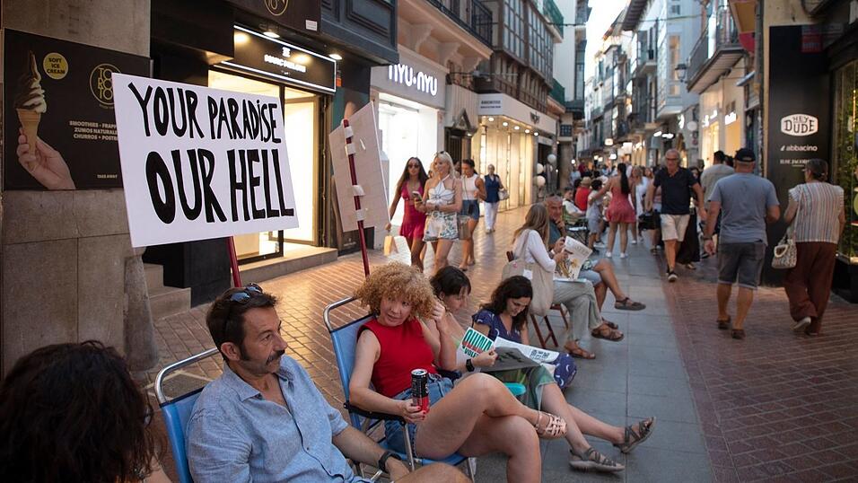 In Palma demonstrierten nach Polizeiangaben rund 1.000 Einheimische gegen die Folgen des Massentourismus. In Palma demonstrierten nach Polizeiangaben rund 1.000 Einheimische gegen die Folgen des Massentourismus.
