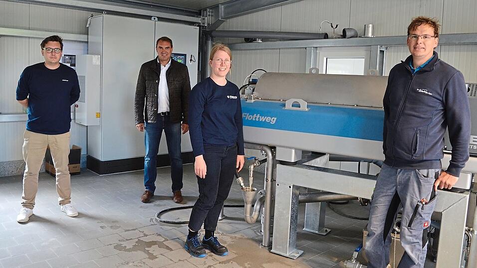 Julian Dirr von Flottweg, Bürgermeister Alfred Holzner, Hanna Ueffing von Flottweg und Abwassermeister Andreas Röhrdanz vor der neuen Zentrifuge. Julian Dirr von Flottweg, Bürgermeister Alfred Holzner, Hanna Ueffing von Flottweg und Abwassermeister Andreas Röhrdanz vor der neuen Zentrifuge.