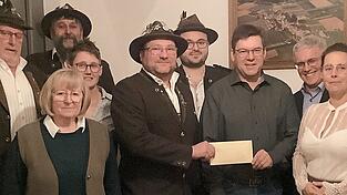 Schussmeister Roland Ammer &uuml;bergab mit den Vorsitzenden und B&uuml;rgermeister Johann Angstl die Spende f&uuml;r die &bdquo;Stille Hilfe&ldquo; an Georg Siegl.