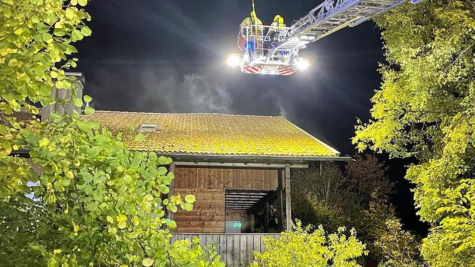 Schnell hatte die Feuerwehr die Flammen unter Kontrolle. Das Dach des Hauses musste nicht geöffnet werden. Schnell hatte die Feuerwehr die Flammen unter Kontrolle. Das Dach des Hauses musste nicht geöffnet werden.