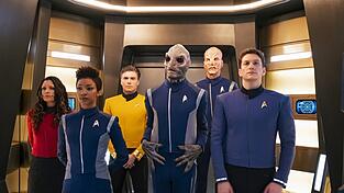 Neue Besatzung für die USS Enterprise (von links): Rachael Ancheril als Leutnant Nhan, Sonequa Martin-Green als Michael Burnham, Anson Mount als Captain Pike, David Benjamin Tomlinson als Linus, Doug Jones als Saru und Sean Connolly Affleck als Leutnant Connolly. Ab 18. Januar ist die neue Serie zu sehen. Neue Besatzung für die USS Enterprise (von links): Rachael Ancheril als Leutnant Nhan, Sonequa Martin-Green als Michael Burnham, Anson Mount als Captain Pike, David Benjamin Tomlinson als Linus, Doug Jones als Saru und Sean Connolly Affleck als Leutnant Connolly. Ab 18. Januar ist die neue Serie zu sehen.