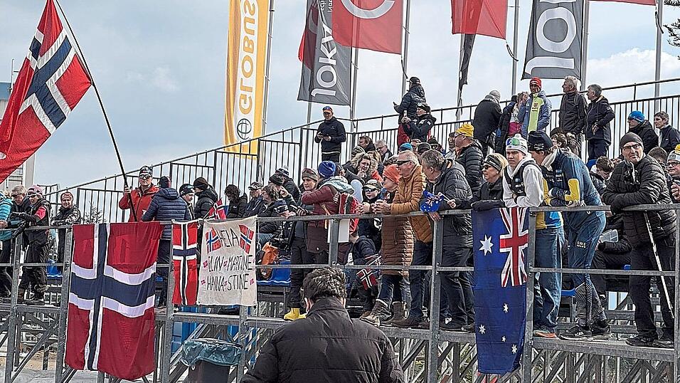An den Flaggen sah man, woher die Fans der Sportler &uuml;berall angereist waren. Auch aus Alaska und Australien kamen sie in den Bayerwald.